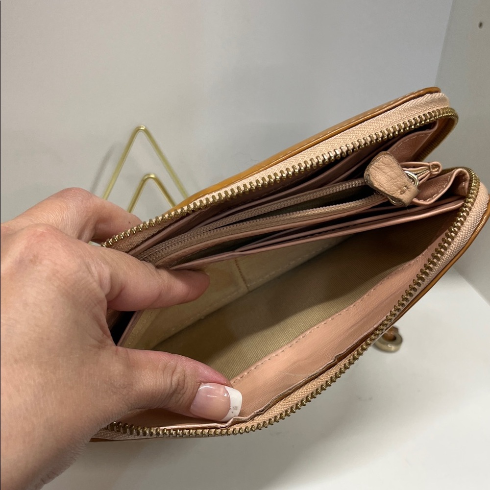 🔥🔥 Jimmy Choo Star-Studded Tan/pink interior Wallet - Picture 10 of 12